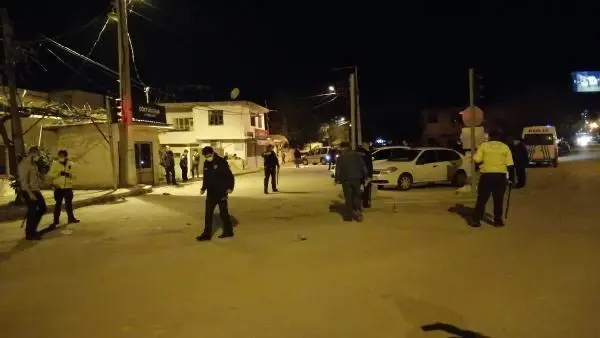 Olaya müdahale eden polis, arbede sırasında silahla yaralandı Olaya müdahale eden polis, arbede sırasında silahla yaralandı