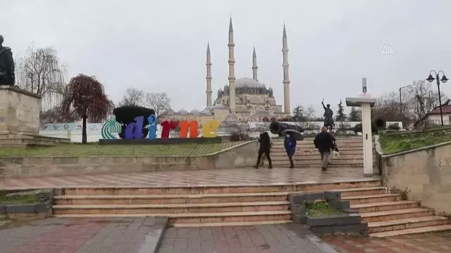 Sağanak nedeniyle cadde ve sokaklarda su birikintileri oluştu Sağanak nedeniyle cadde ve sokaklarda su birikintileri oluştu