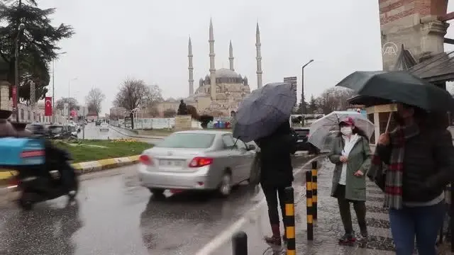 Sağanak nedeniyle cadde ve sokaklarda su birikintileri oluştu Sağanak nedeniyle cadde ve sokaklarda su birikintileri oluştu