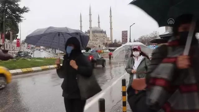 Sağanak nedeniyle cadde ve sokaklarda su birikintileri oluştu Sağanak nedeniyle cadde ve sokaklarda su birikintileri oluştu