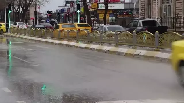 Sağanak nedeniyle cadde ve sokaklarda su birikintileri oluştu Sağanak nedeniyle cadde ve sokaklarda su birikintileri oluştu
