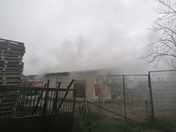 Son dakika haber | SİLİVRİ'DE PALETLERİN BULUNDUĞU DEPODA YANGIN ÇIKTI Son dakika haber | SİLİVRİ'DE PALETLERİN BULUNDUĞU DEPODA YANGIN ÇIKTI