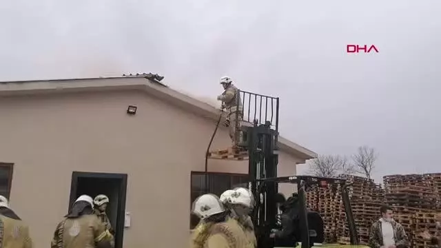 Son dakika haber | SİLİVRİ'DE PALETLERİN BULUNDUĞU DEPODA YANGIN ÇIKTI Son dakika haber | SİLİVRİ'DE PALETLERİN BULUNDUĞU DEPODA YANGIN ÇIKTI