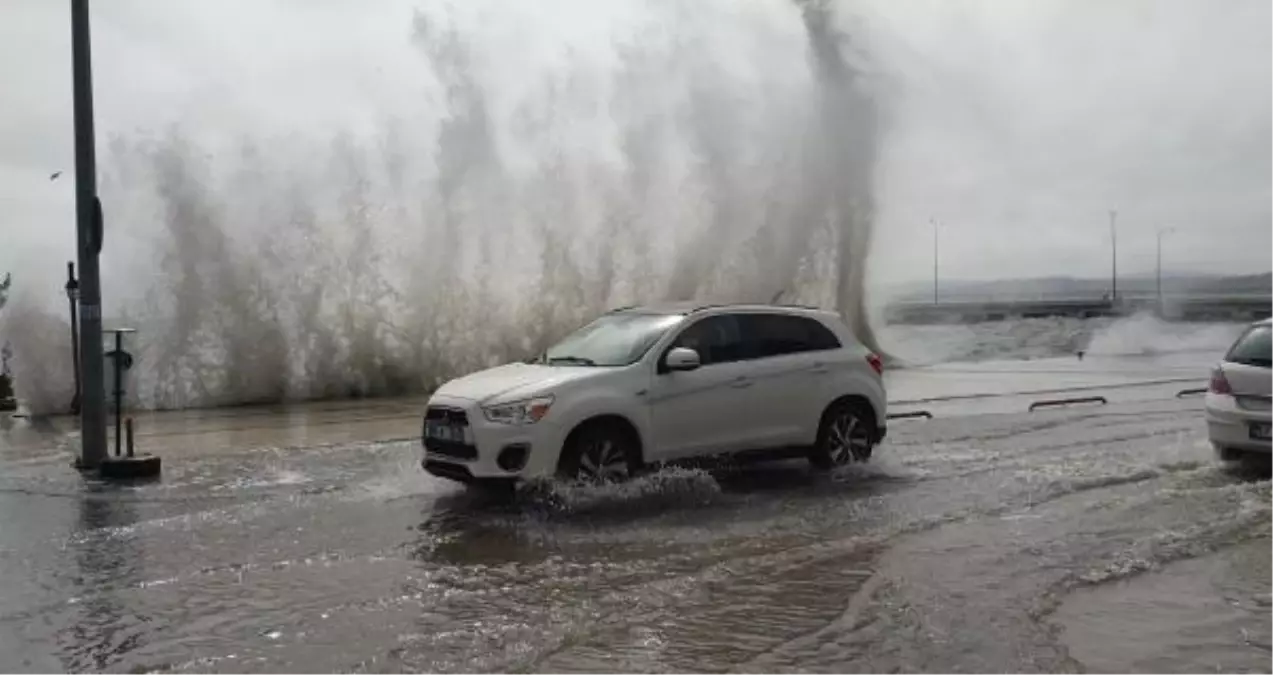 Sinop'ta dev dalgalar karayoluna taştı