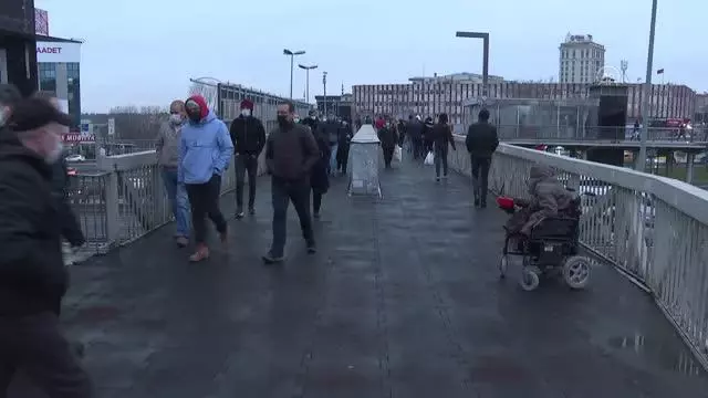 İstanbul'da sokağa çıkma kısıtlamasının sona ermesiyle trafik yoğunluğu arttı İstanbul'da sokağa çıkma kısıtlamasının sona ermesiyle trafik yoğunluğu arttı