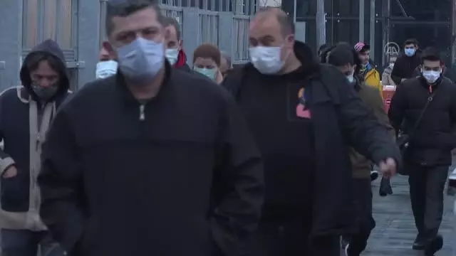 İstanbul'da sokağa çıkma kısıtlamasının sona ermesiyle trafik yoğunluğu arttı İstanbul'da sokağa çıkma kısıtlamasının sona ermesiyle trafik yoğunluğu arttı