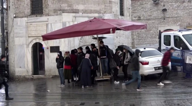 Taksim'de dolu yağışı vatandaşlara zor anlar yaşattı