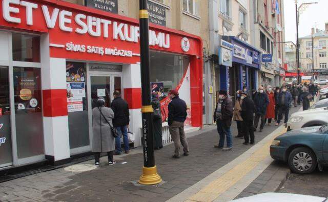 Uygun fiyatlı et kuyruğu salgın kurallarını unutturdu