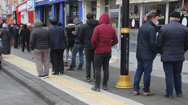 Uygun fiyatlı et kuyruğu salgın kurallarını unutturdu
