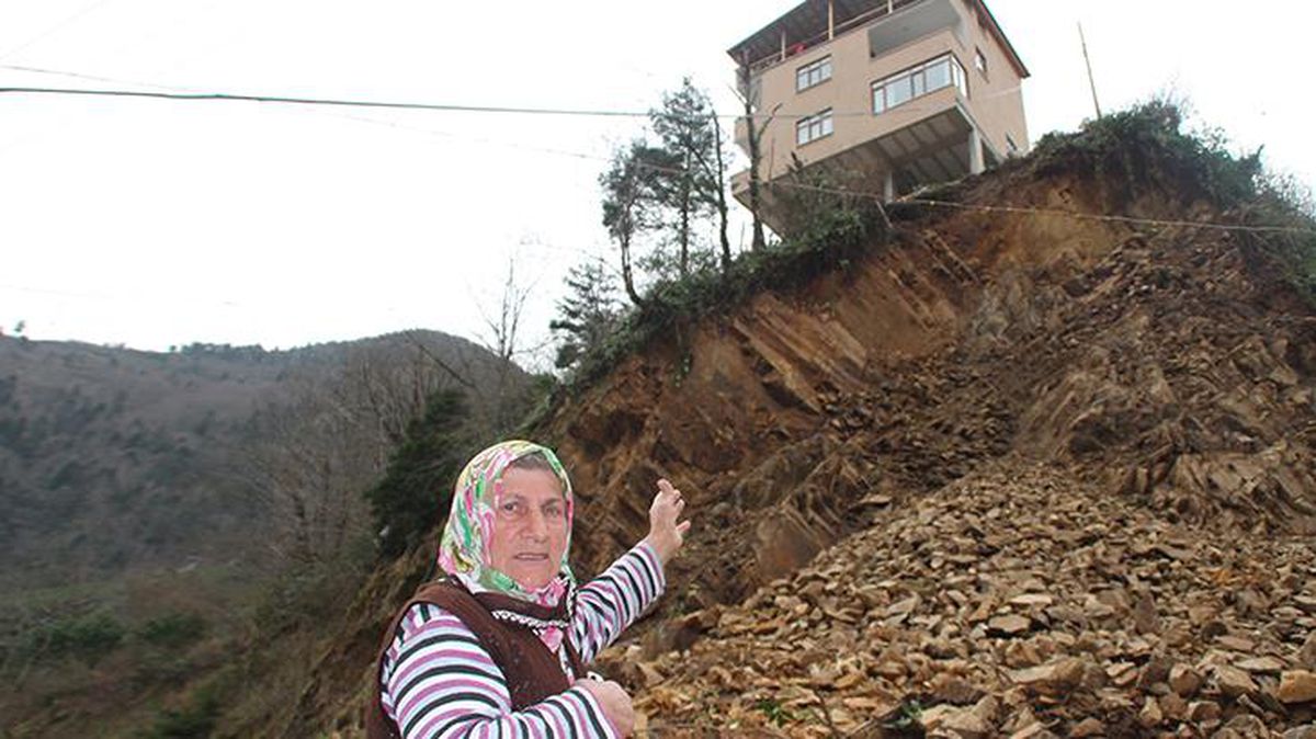 3 yılda zar zor inşa ettikleri evlerine heyelan nedeniyle giremeyen aile devletten yardım bekliyor