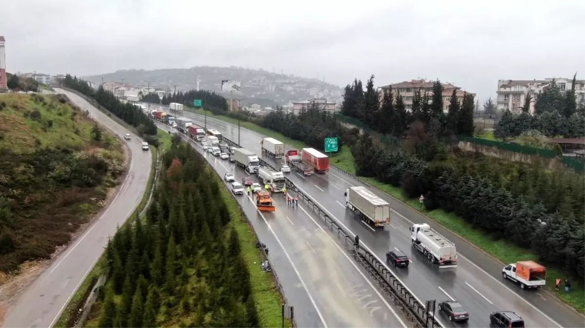 4 Kişinin Yaralandığı Zincirleme Trafik Kazası, TEM'i Trafiğe Kapattı ...