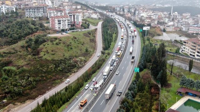 4 kisinin yaralandigi zincirleme trafik kazas 2 14014629 o