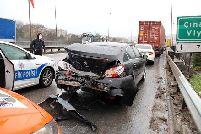 4 kisinin yaralandigi zincirleme trafik kazas 6 14014629 o