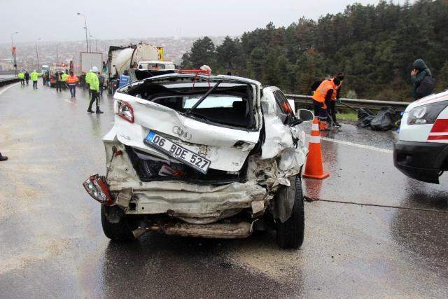 4 kişinin yaralandığı zincirleme trafik kazası, TEM'i trafiğe kapattı