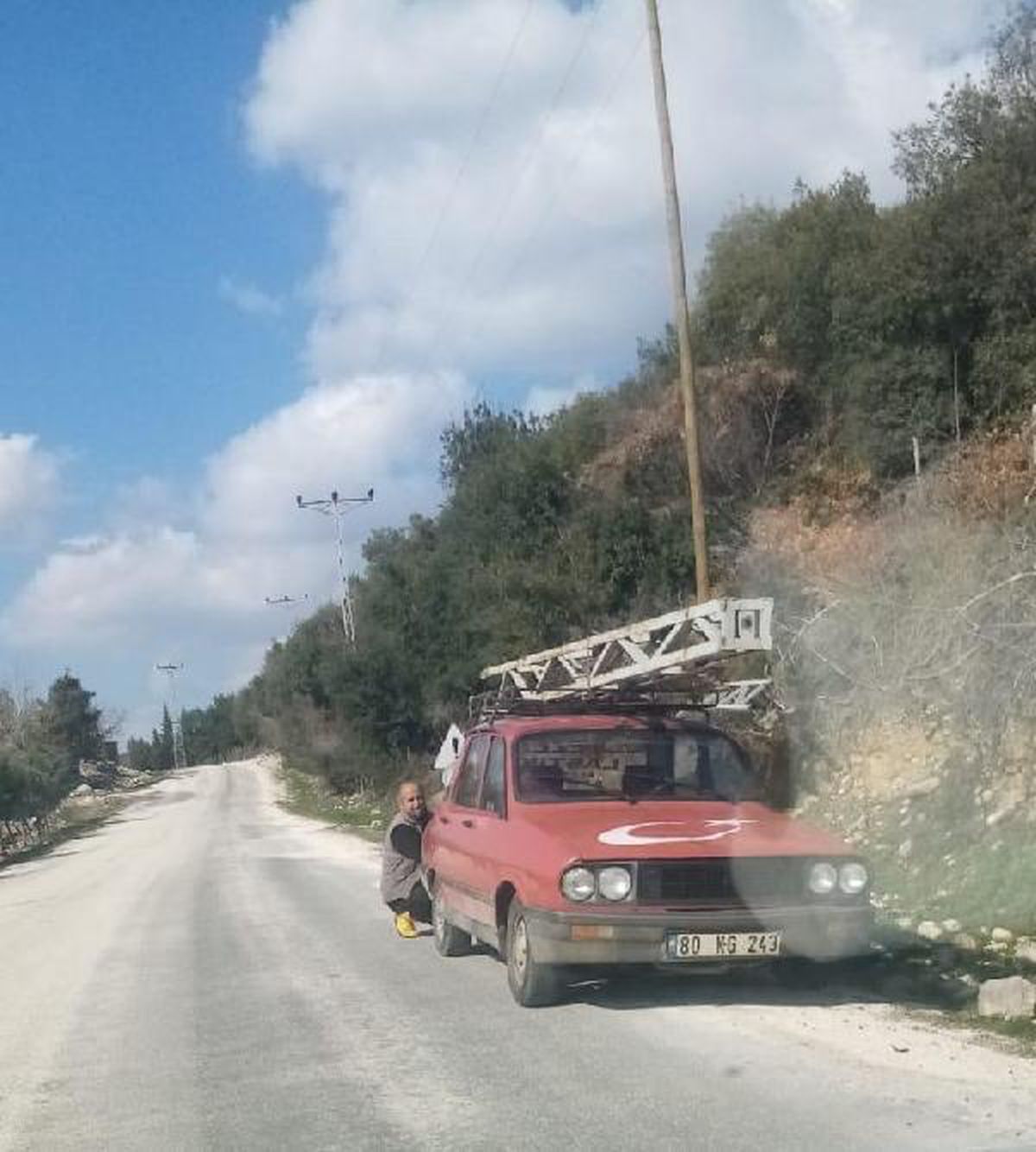 9 metrelik elektrik direğini çalarken yakalanan şüpheli tutuklandı