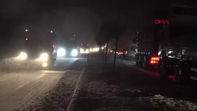 AFYONKARAHİSAR Kar nedeniyle Afyonkarahisar- Antalya karayolu ulaşıma kapandı AFYONKARAHİSAR Kar nedeniyle Afyonkarahisar- Antalya karayolu ulaşıma kapandı