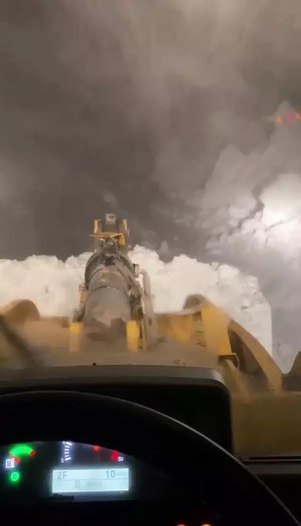 Ağrı'da 'kar kaplanları'nın 4 köyde yol açma çalışması Ağrı'da 'kar kaplanları'nın 4 köyde yol açma çalışması