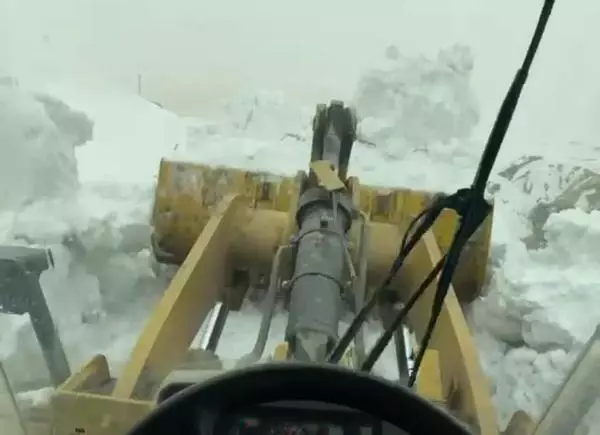 Ağrı'da 'kar kaplanları'nın 4 köyde yol açma çalışması Ağrı'da 'kar kaplanları'nın 4 köyde yol açma çalışması