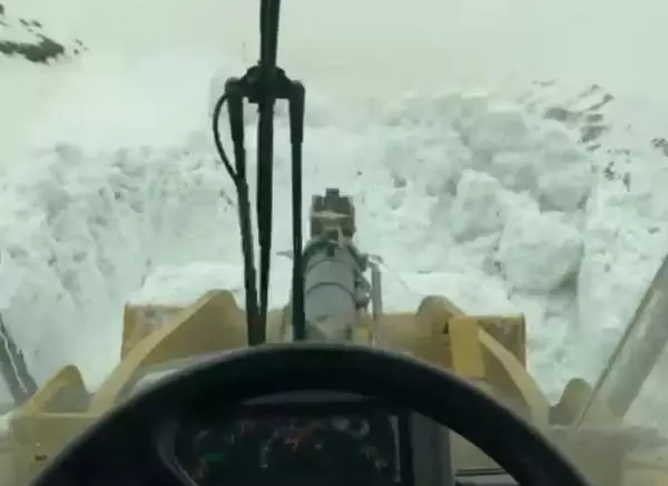 Ağrı'da 'kar kaplanları'nın 4 köyde yol açma çalışması Ağrı'da 'kar kaplanları'nın 4 köyde yol açma çalışması