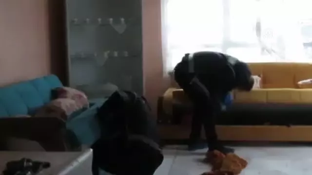 Ağrı merkezli 3 ilde düzenlenen silah kaçakçılığı operasyonunda 3 kişi tutuklandı Ağrı merkezli 3 ilde düzenlenen silah kaçakçılığı operasyonunda 3 kişi tutuklandı