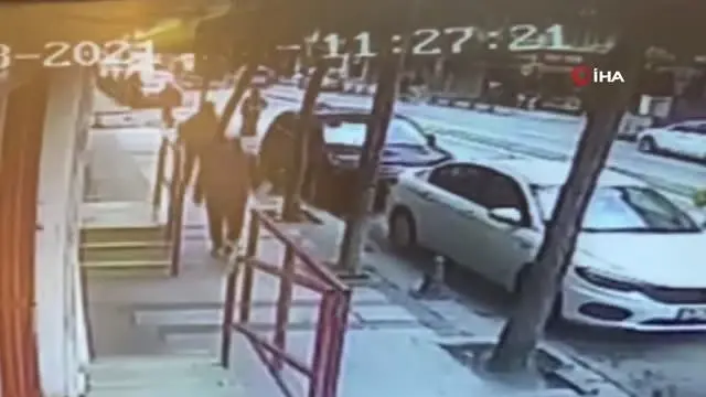 Alışveriş yapıyor gibi hırsızlık yaptı, sepeti doldurup kaçtı