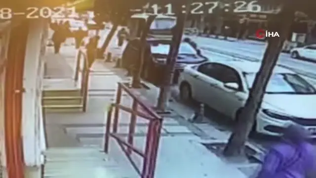 Alışveriş yapıyor gibi hırsızlık yaptı, sepeti doldurup kaçtı