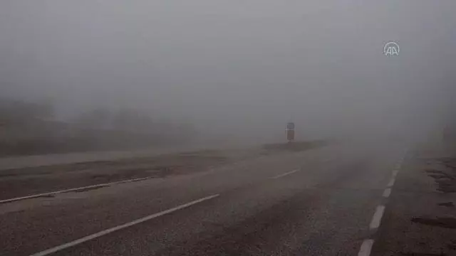 Altınözü'nde yoğun sis ulaşımı olumsuz etkiliyor Altınözü'nde yoğun sis ulaşımı olumsuz etkiliyor