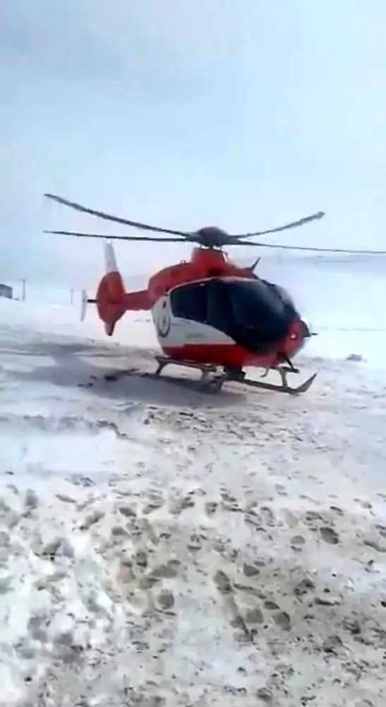Ambulans helikopter köyde mahsur kalan hamile kadın için havalandı Ambulans helikopter köyde mahsur kalan hamile kadın için havalandı