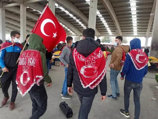 Son dakika! Asker adayları pazar esnafını ziyaret edip oyun havası oynadı Son dakika! Asker adayları pazar esnafını ziyaret edip oyun havası oynadı