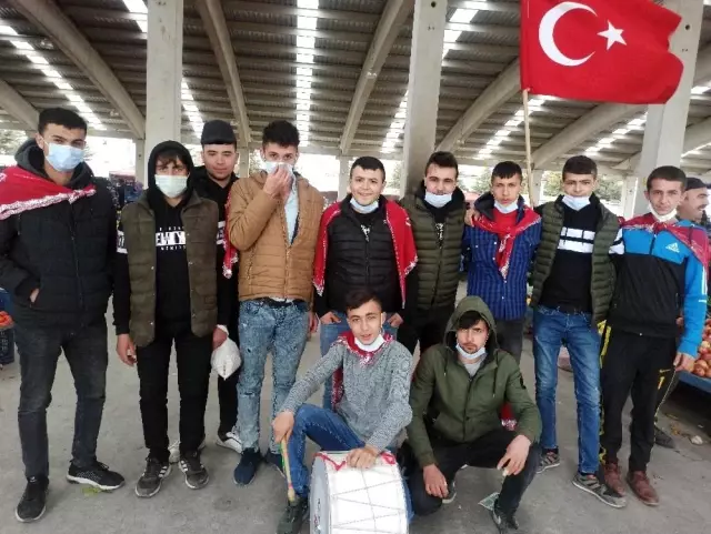 Son dakika! Asker adayları pazar esnafını ziyaret edip oyun havası oynadı Son dakika! Asker adayları pazar esnafını ziyaret edip oyun havası oynadı