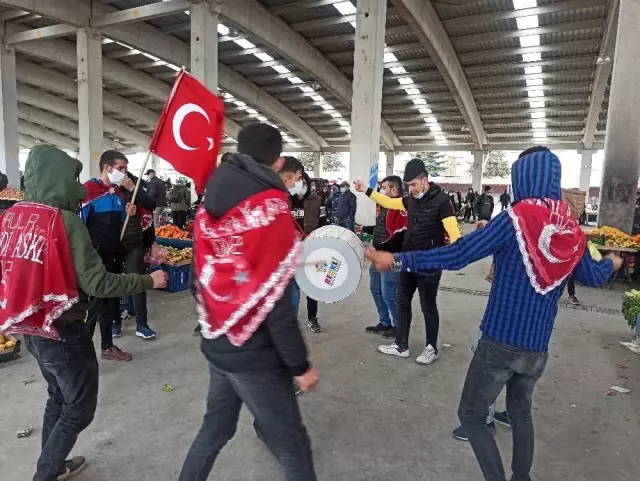 Son dakika! Asker adayları pazar esnafını ziyaret edip oyun havası oynadı Son dakika! Asker adayları pazar esnafını ziyaret edip oyun havası oynadı