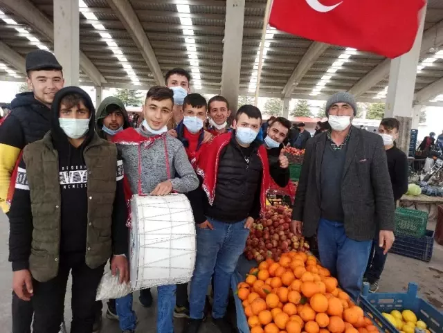 Son dakika! Asker adayları pazar esnafını ziyaret edip oyun havası oynadı Son dakika! Asker adayları pazar esnafını ziyaret edip oyun havası oynadı