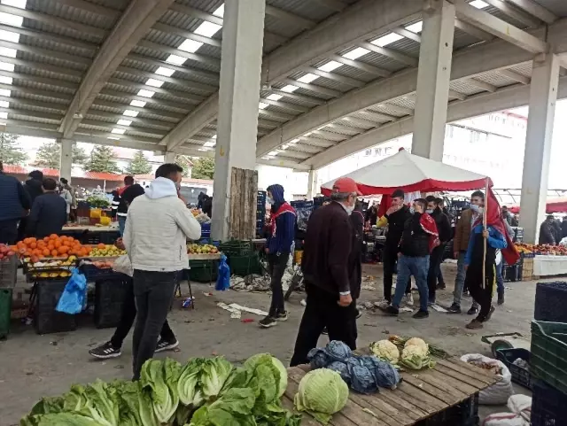 Son dakika! Asker adayları pazar esnafını ziyaret edip oyun havası oynadı Son dakika! Asker adayları pazar esnafını ziyaret edip oyun havası oynadı