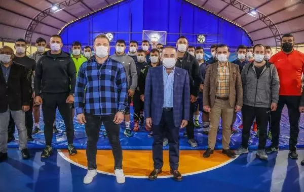 Başkan Böcek'ten 'manevi oğlum' dediği Balaban'a destek Başkan Böcek'ten 'manevi oğlum' dediği Balaban'a destek