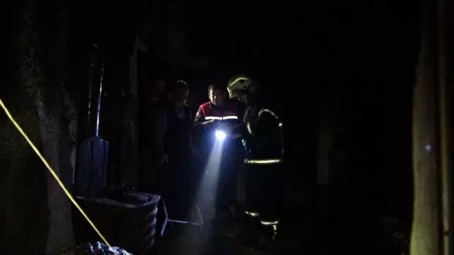 Benzinle sobayı yakarken ev alev aldı: 3'ü ağır 4 yaralı Benzinle sobayı yakarken ev alev aldı: 3'ü ağır 4 yaralı