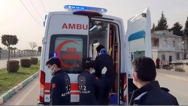 Beton mikserinin çarptığı otomobil refüje çıktı Beton mikserinin çarptığı otomobil refüje çıktı