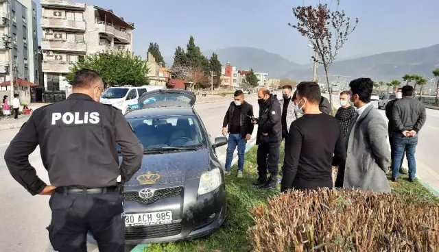 Beton mikserinin çarptığı otomobil refüje çıktı Beton mikserinin çarptığı otomobil refüje çıktı