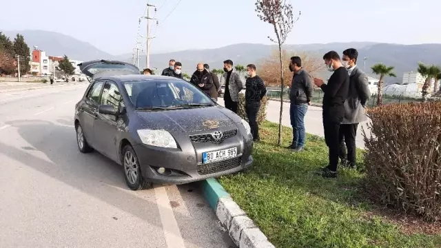 Beton mikserinin çarptığı otomobil refüje çıktı Beton mikserinin çarptığı otomobil refüje çıktı