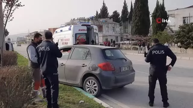 Beton mikserinin çarptığı otomobil refüje çıktı Beton mikserinin çarptığı otomobil refüje çıktı