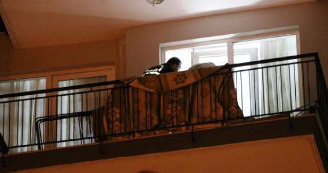 Çatıdan ip sarkıtarak girdiği evde, boşanma aşamasındaki eşini bıçaklayarak öldürdü