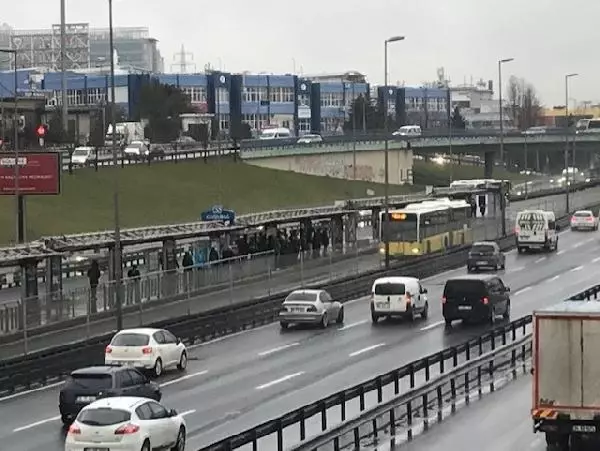 CEVİZLİBAĞ'DA METROBÜS VE TRAMVAYLARDA YOĞUNLUK CEVİZLİBAĞ'DA METROBÜS VE TRAMVAYLARDA YOĞUNLUK