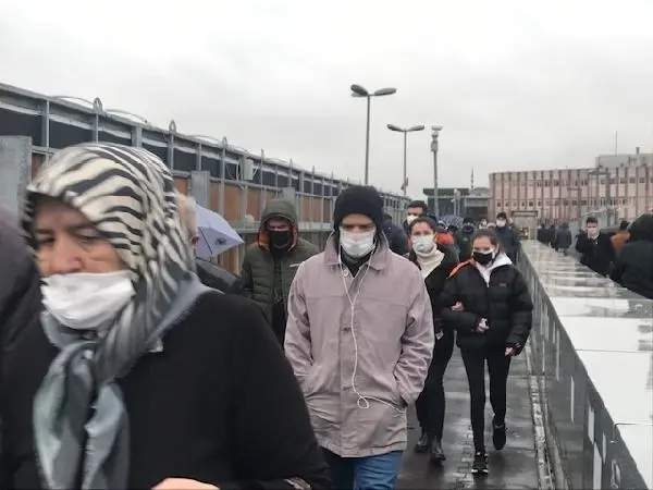 CEVİZLİBAĞ'DA METROBÜS VE TRAMVAYLARDA YOĞUNLUK