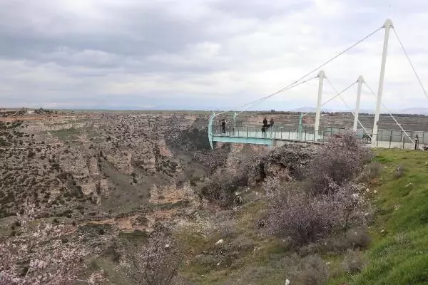 UŞAK Dünyanın en uzun ikinci kanyonundaki bu terasta yürümek cesaret istiyor UŞAK Dünyanın en uzun ikinci kanyonundaki bu terasta yürümek cesaret istiyor