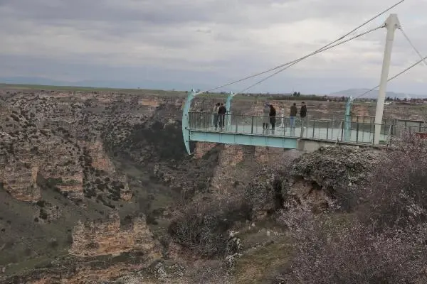 UŞAK Dünyanın en uzun ikinci kanyonundaki bu terasta yürümek cesaret istiyor UŞAK Dünyanın en uzun ikinci kanyonundaki bu terasta yürümek cesaret istiyor