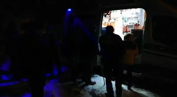 Erzincan'da, kardan yolu kapanan köydeki hasta için 6 saat süren seferberlik Erzincan'da, kardan yolu kapanan köydeki hasta için 6 saat süren seferberlik