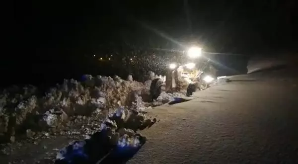 Erzincan'da, kardan yolu kapanan köydeki hasta için 6 saat süren seferberlik Erzincan'da, kardan yolu kapanan köydeki hasta için 6 saat süren seferberlik