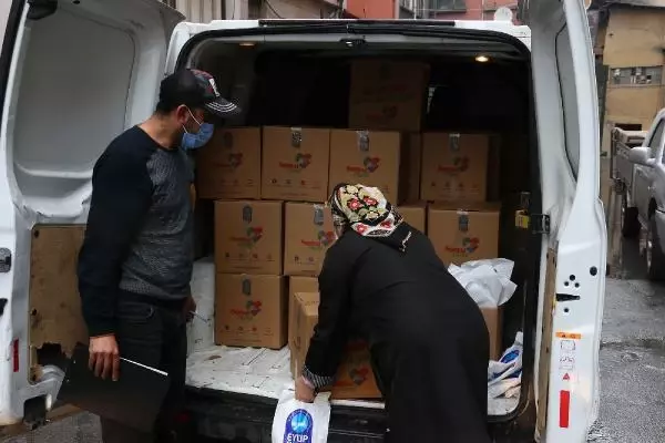 Eyüpsultan Belediyesi Ramazan için erzak kolisi dağıtmaya başladı Eyüpsultan Belediyesi Ramazan için erzak kolisi dağıtmaya başladı