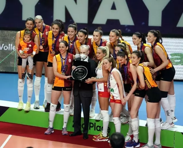 Galatasaray, Kadınlar CEV Kupası Finali rövanşında İtalyan ekibi Saugella Monza'ya iki set verdi ve kupada ikinci oldu. Galatasaray, Kadınlar CEV Kupası Finali rövanşında İtalyan ekibi Saugella Monza'ya iki set verdi ve kupada ikinci oldu.
