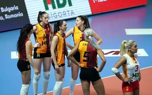 Galatasaray, Kadınlar CEV Kupası Finali rövanşında İtalyan ekibi Saugella Monza'ya iki set verdi ve kupada ikinci oldu. Galatasaray, Kadınlar CEV Kupası Finali rövanşında İtalyan ekibi Saugella Monza'ya iki set verdi ve kupada ikinci oldu.