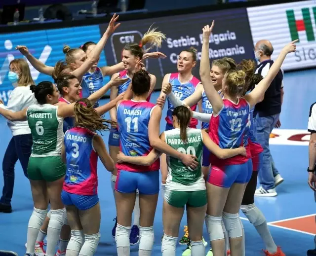 Galatasaray, Kadınlar CEV Kupası Finali rövanşında İtalyan ekibi Saugella Monza'ya iki set verdi ve kupada ikinci oldu. Galatasaray, Kadınlar CEV Kupası Finali rövanşında İtalyan ekibi Saugella Monza'ya iki set verdi ve kupada ikinci oldu.